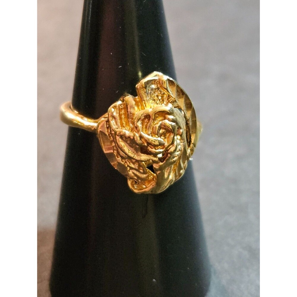 Gold Tone Diamond Cut Flower Ring Size 7 Chunky Rose Feminine Floral Vintage
